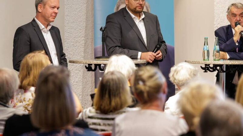Politik in Radevormwald: Minister Herbert Reul zu Gast im Rader Bürgerhaus
