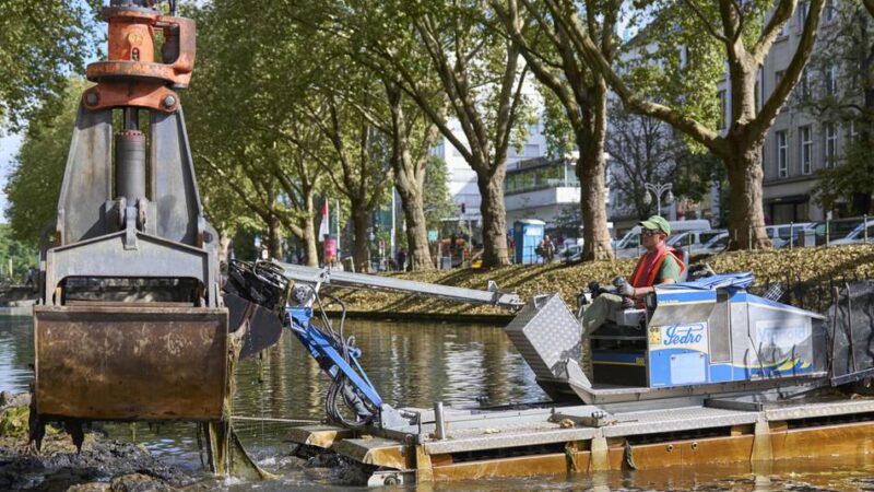 Pilotprojekt an der Luxusmeile: Wie das Amphibienfahrzeug „Pedro“ den Kö-Graben säubert