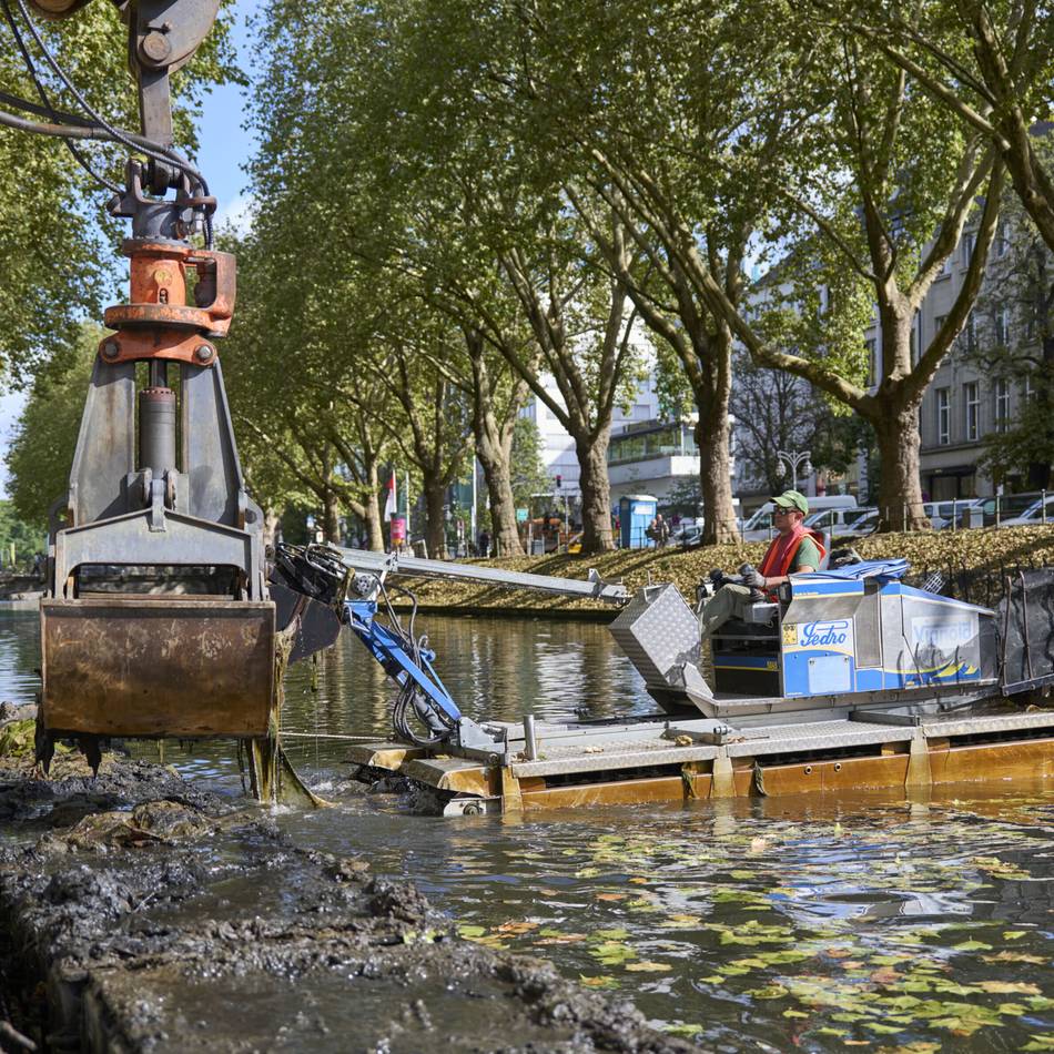 Pilotprojekt an der Luxusmeile: Wie das Amphibienfahrzeug „Pedro“ den Kö-Graben säubert