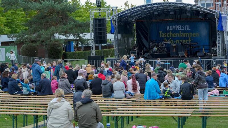 Unwetter vertreibt 1500 Besucher: Taschenlampenkonzert in Mönchengladbach kurz vor Beginn geräumt