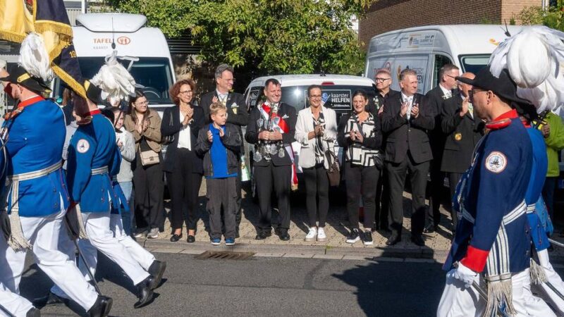 Schützenfest in Vorst: KfD-Frauen tanzen als Hofdamen für das Königspaar