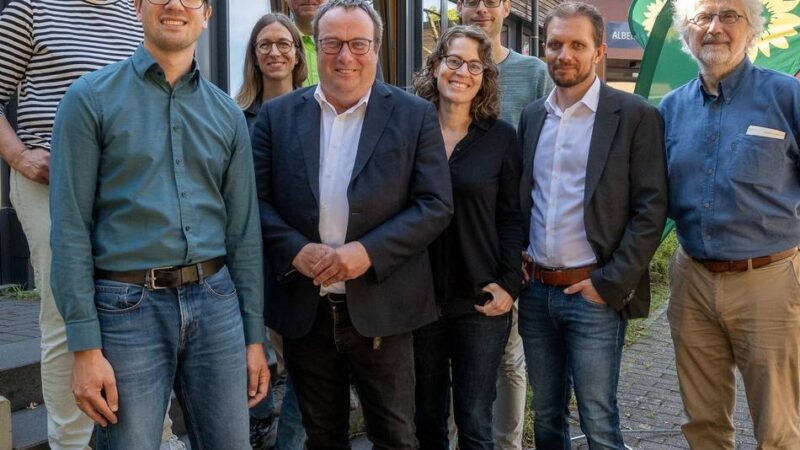 NRW-Minister Oliver Krischer zu Besuch bei Kaarster Grünen: Pedelecs und D-Ticket verändern die Mobilität