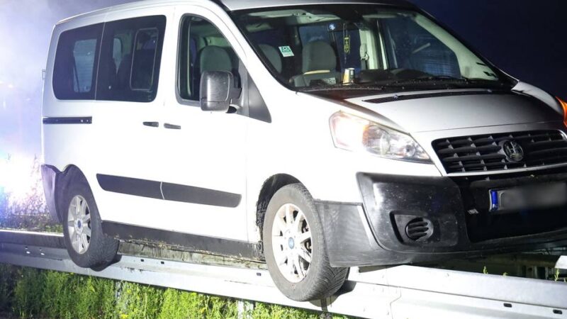 Vor dem Kreuz Hilden auf der A3: Kurioser Unfall – Transporter verkeilt sich auf Leitplanke
