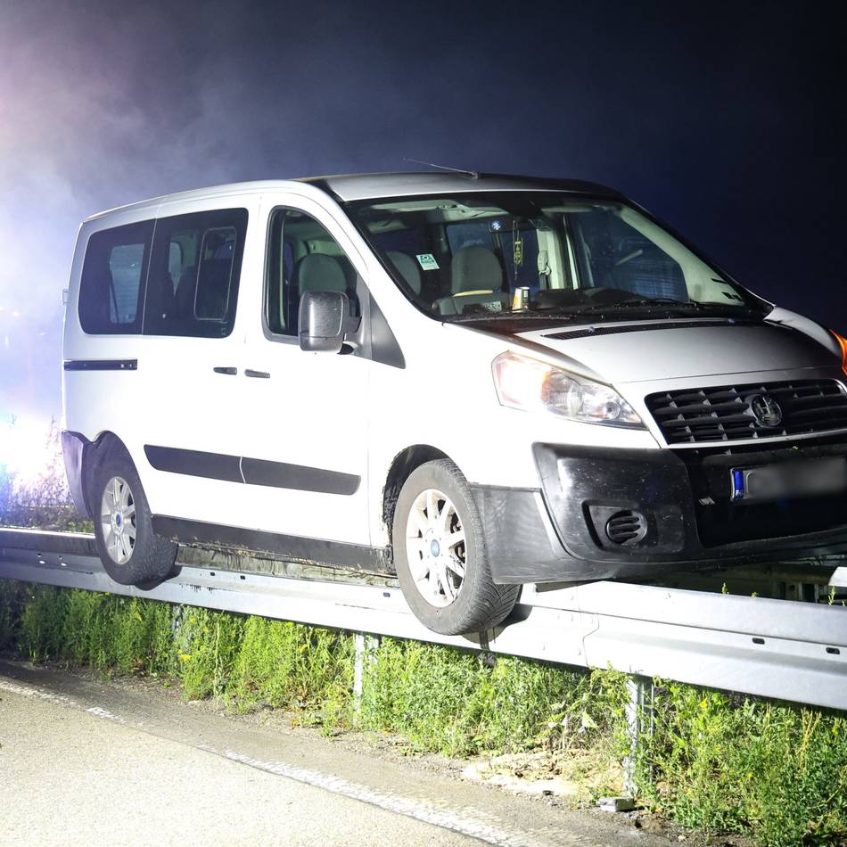 Vor dem Kreuz Hilden auf der A3: Kurioser Unfall – Transporter verkeilt sich auf Leitplanke