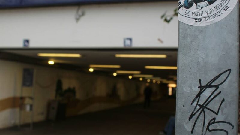 Am Gladbacher Hauptbahnhof: Entflohener Straftäter versteckt sich im Gebüsch