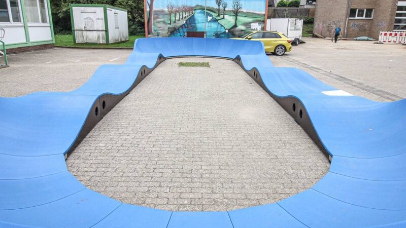 Für Jugendliche in Grevenbroich-Kapellen: Mobiler BMX-Track steht jetzt auf früherem Pausenhof