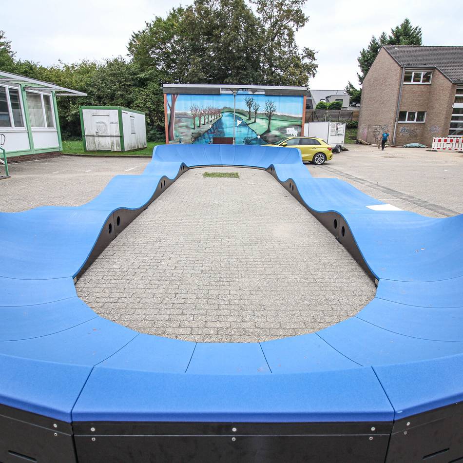 Für Jugendliche in Grevenbroich-Kapellen: Mobiler BMX-Track steht jetzt auf früherem Pausenhof