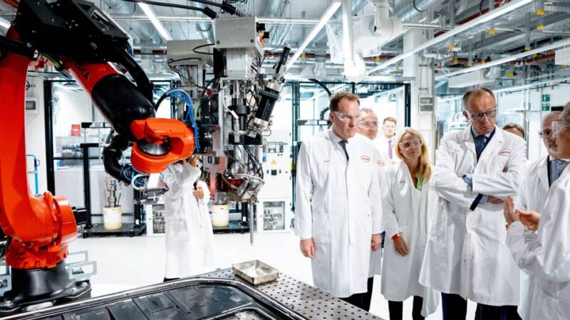 „Müssen über den Industriestrompreis reden“: Der Kanzler studiert bei Henkel die Lage der Chemie