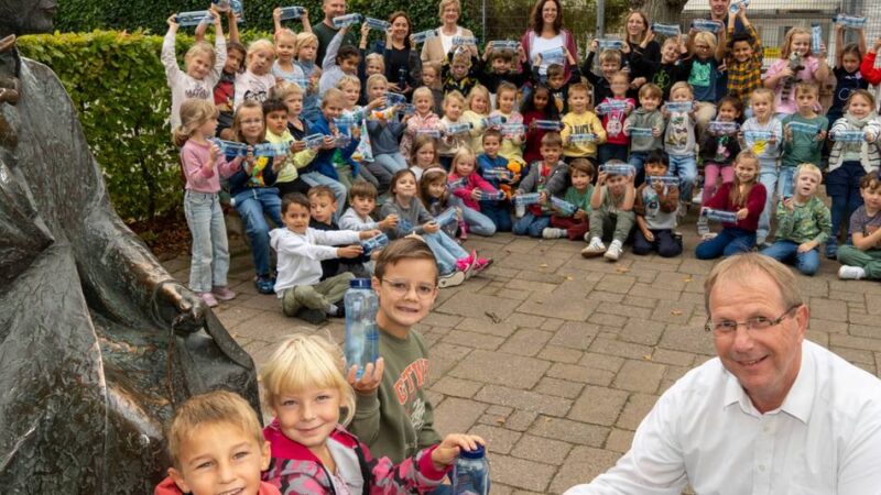 Präsent der Stadtwerke: Trinkflaschen als Überraschung zur Einschulung in Kevelaer