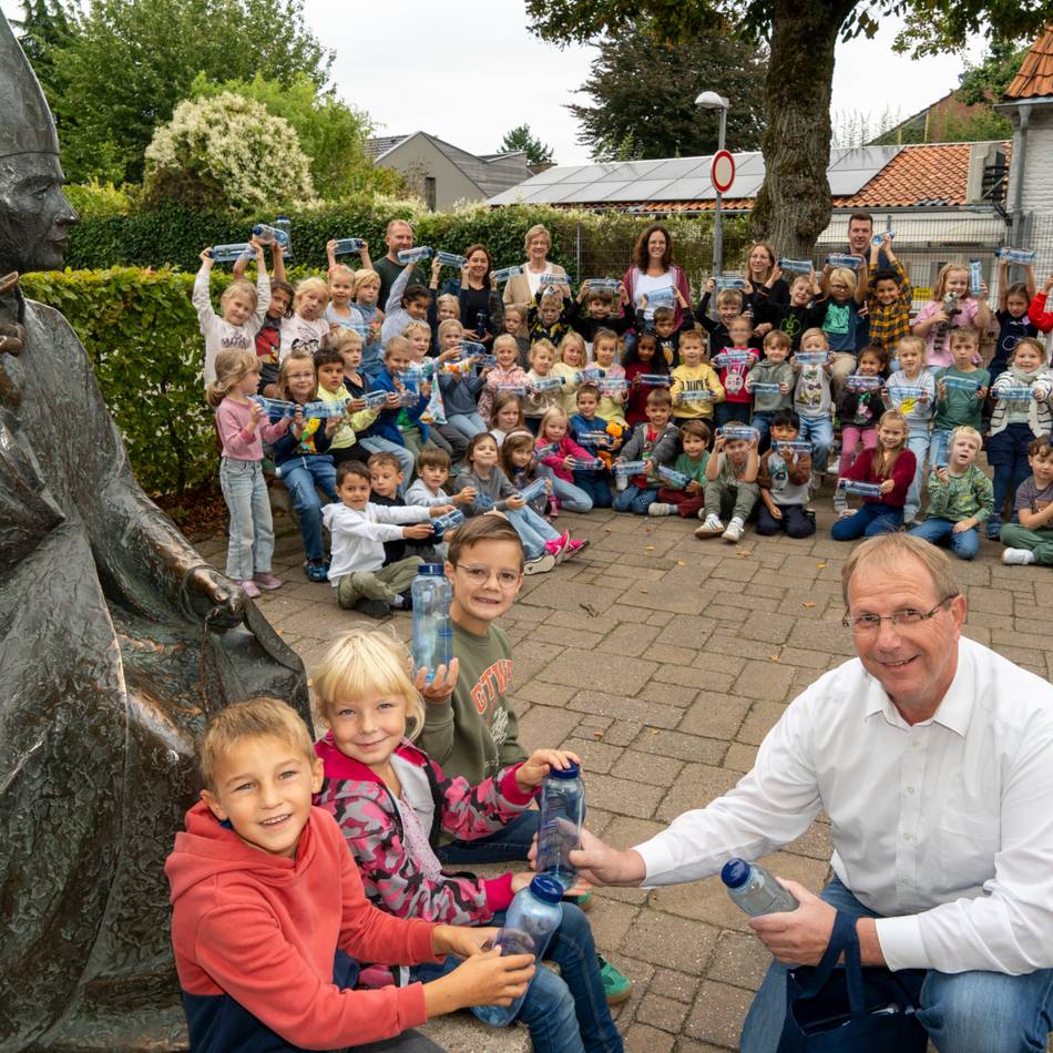 Präsent der Stadtwerke: Trinkflaschen als Überraschung zur Einschulung in Kevelaer