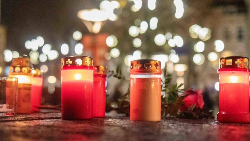 Dresden gedenkt Opfer aus Krefeld: Tafel soll an Messerattacke auf homosexuelles Paar erinnern
