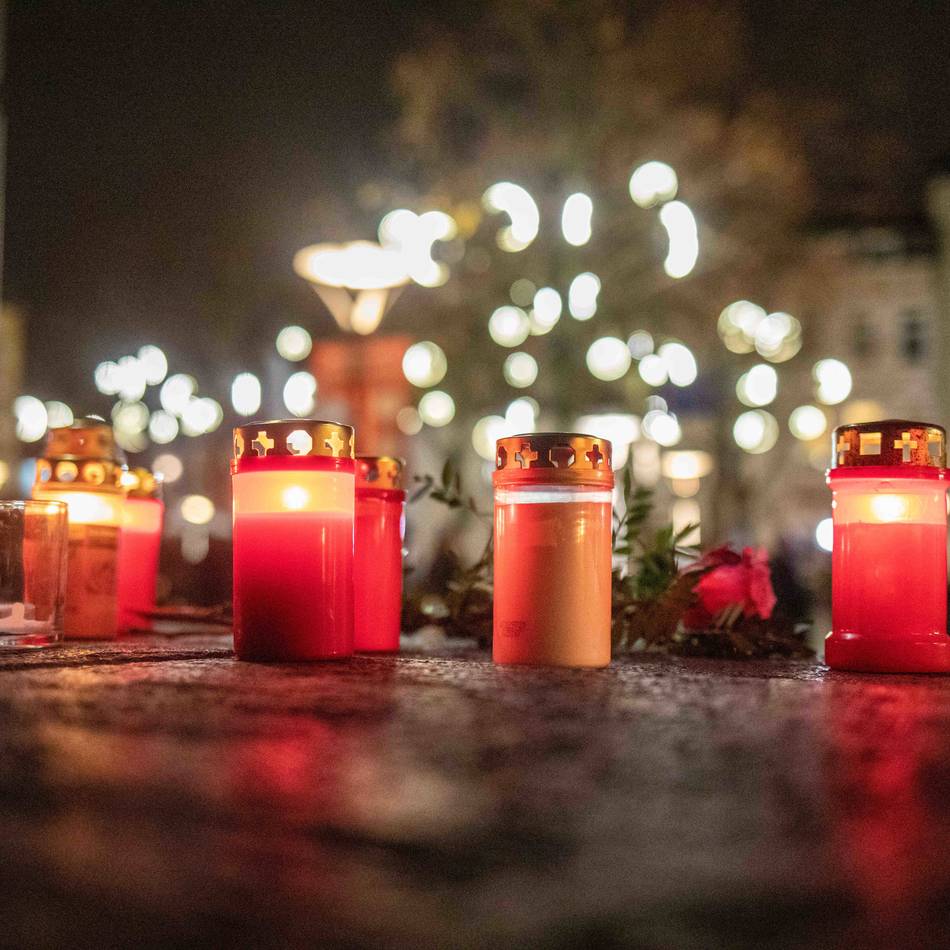 Dresden gedenkt Opfer aus Krefeld: Tafel soll an Messerattacke auf homosexuelles Paar erinnern