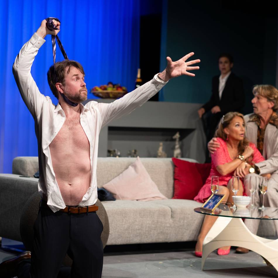 Komödie „Rent A Friend“ im Theater an der Kö: Mehr Münchhausen geht nicht