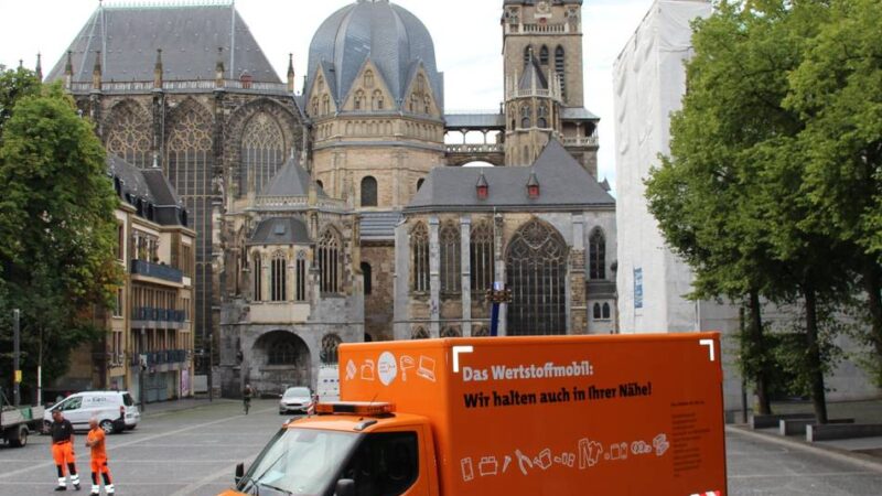 Ärger um Standorte: Vermüllte Altkleiner-Container – bekommt Düsseldorf Sammel-Fahrzeuge?