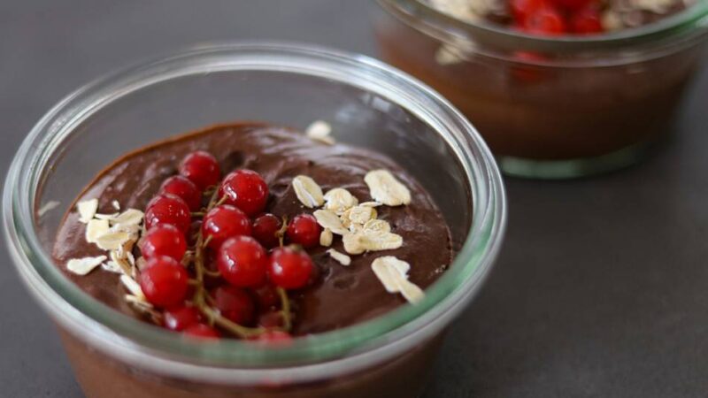 Flashmob an der Kniebrücke: In Düsseldorf wird Pudding mit der Gabel gegessen – was ist da los?