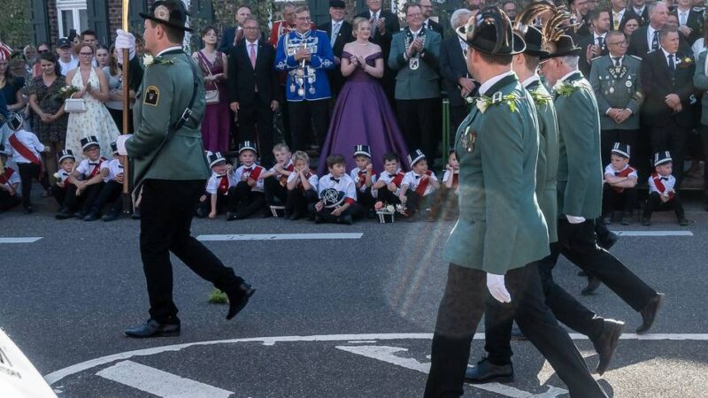 Schützenfest in Rosellen: Applaus für das jüngste Schützenkönigspaar