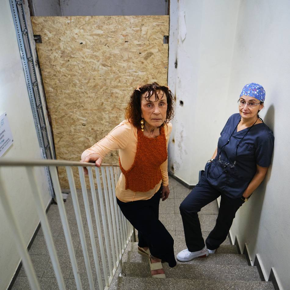 Arztpraxis nur noch über Treppen zu erreichen: Defekter Aufzug vergrault Patienten
