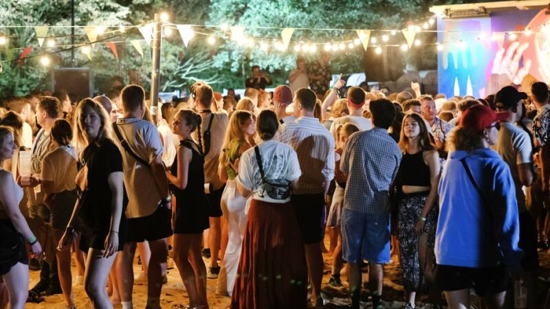 Polizei ermittelt: Wurden einer Frau bei Ratinger Festival K.O.-Tropfen verabreicht?