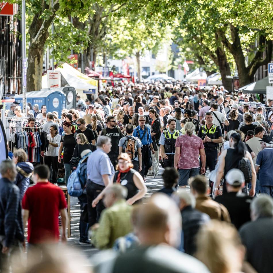 Großer Andrang auf Fichten- und Pinienstraße: Zakk-Straßenfest – auf der Suche nach den Schnäppchen