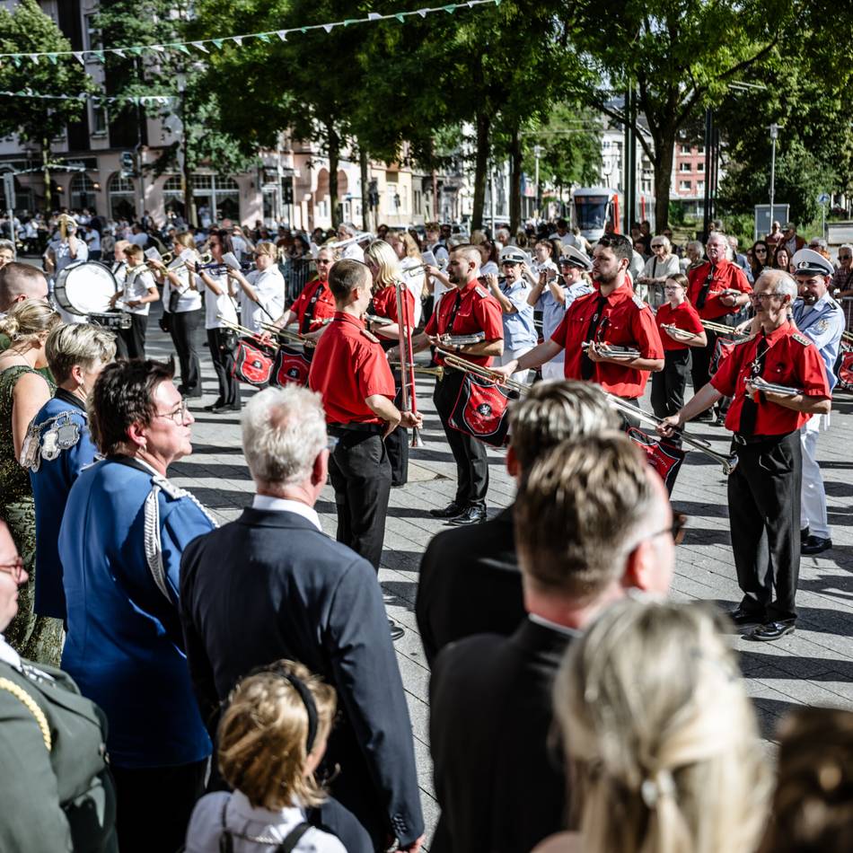 Auf dem Kamper Acker in Düsseldorf: Holthausener Schützen feiern ihr Jubiläum mit einer großen Parade