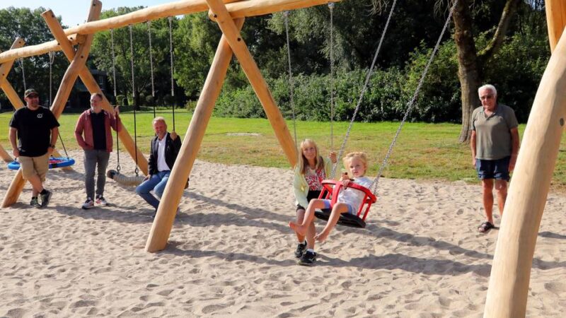 Schaukelanlage wurde eingeweiht: Verwaltung überdenkt Wunsch nach Sonnensegel