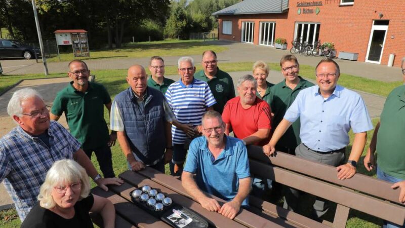 Unterstützung durch die Stadt: Bänke und Tisch für die Bocciabahn in Birten