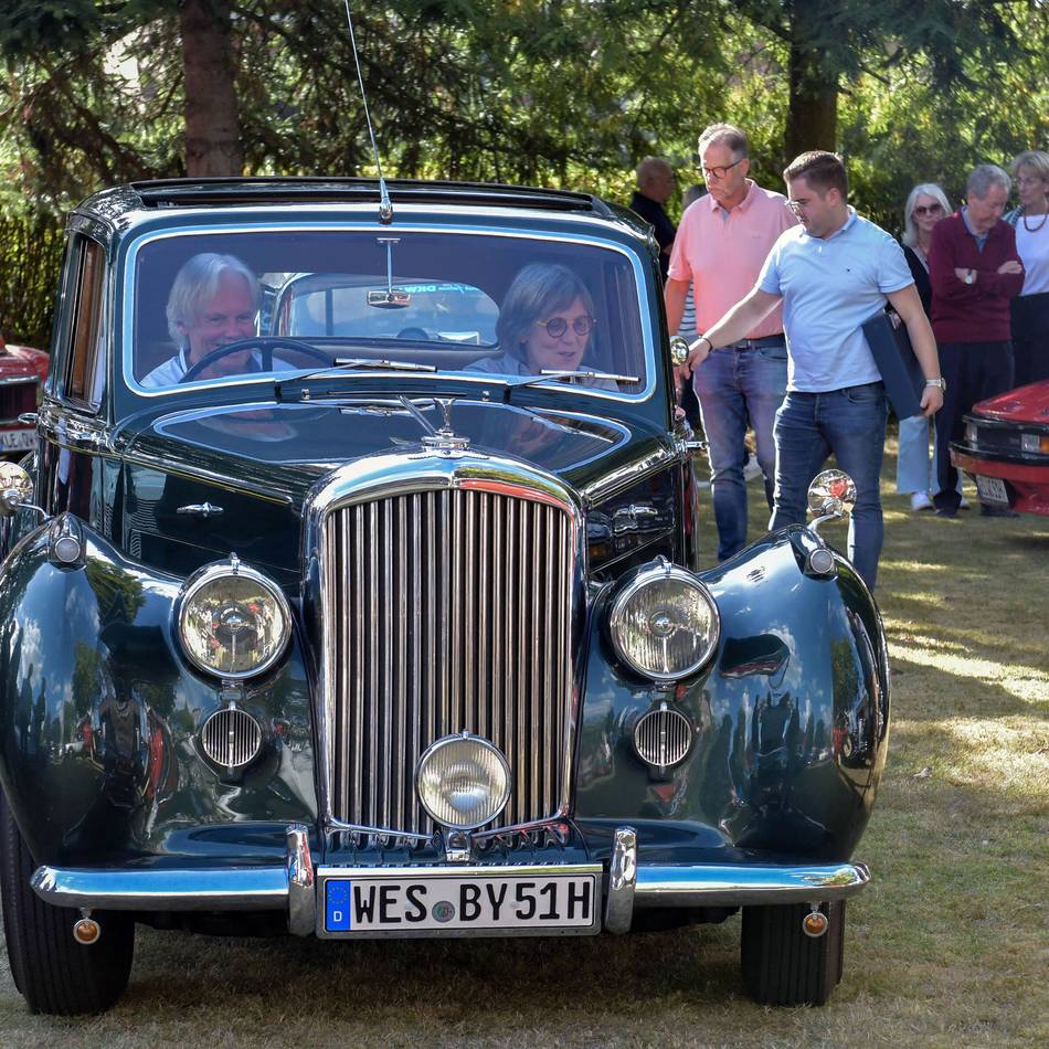 Historische Autos im eigenen Garten: Familienfest mit Oldtimern