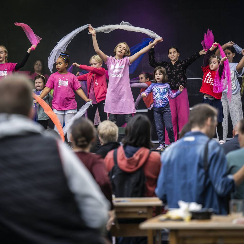 Party in Eller: Musik, Tanz und Trödel – so war das Gumbertstraßenfest