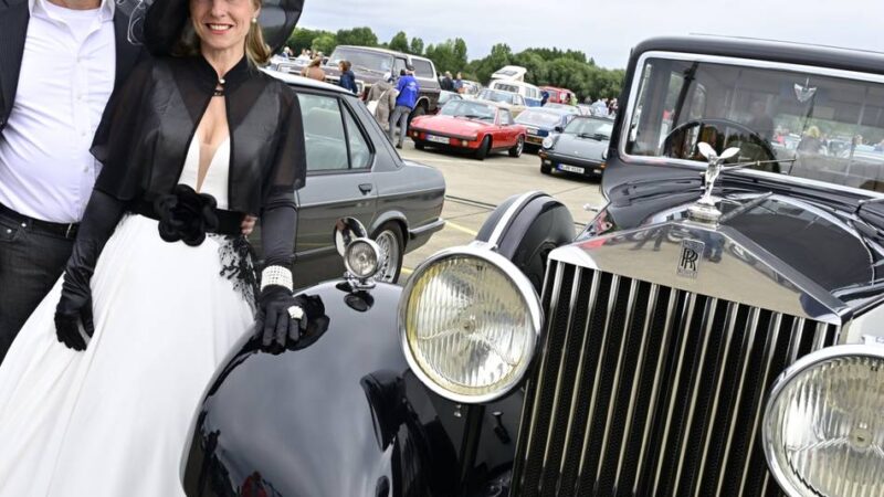 Auf dem Markt und am Flughafen: An einem Wochenende zwei Oldtimer-Shows in Mönchengladbach