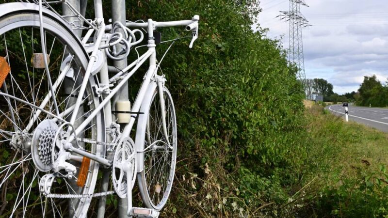 Unfall in Korschenbroich: Ein weißes Fahrrad dient als Warnung