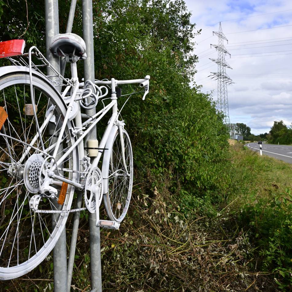 Unfall in Korschenbroich: Ein weißes Fahrrad dient als Warnung