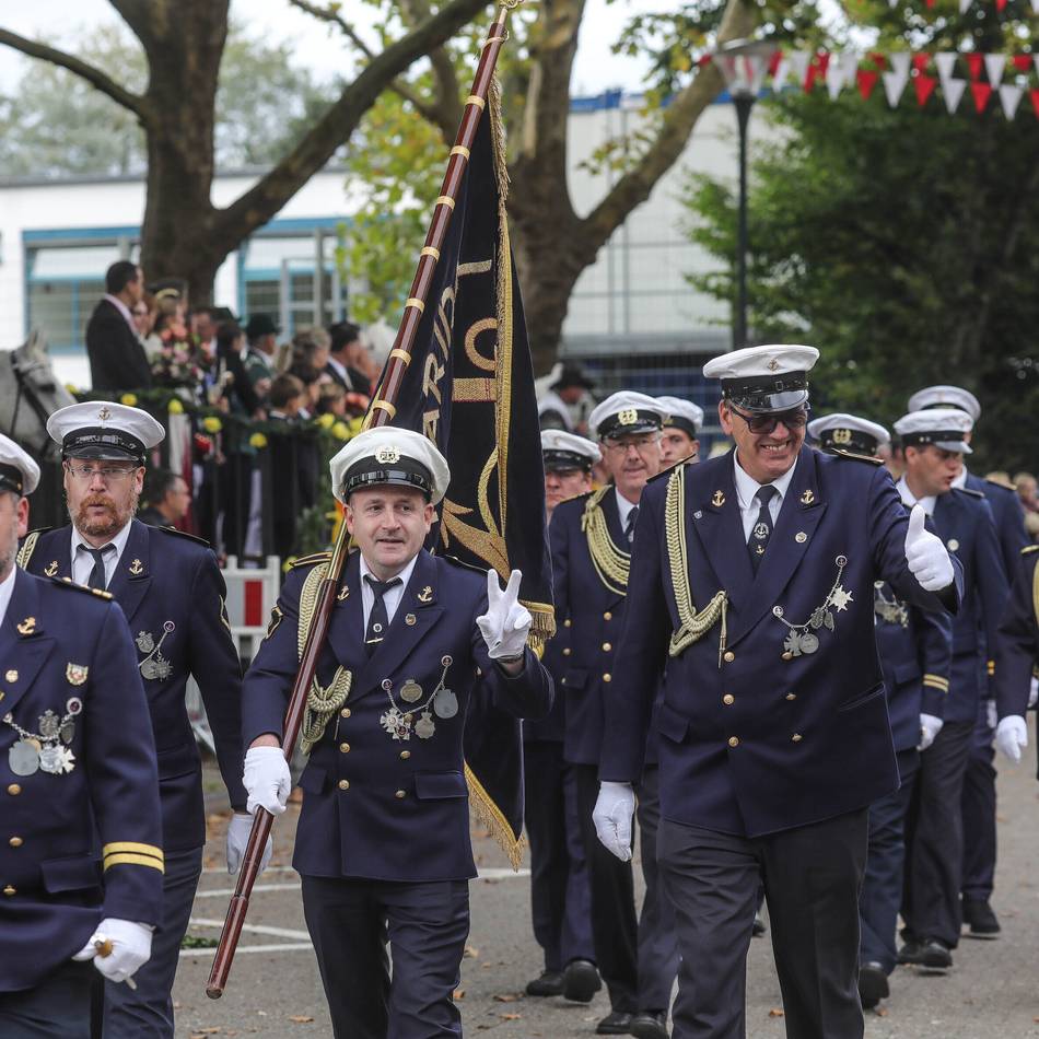 Heimat- und Schützenverein Strümp: Prachtvolle Parade für Königspaar in Strümp