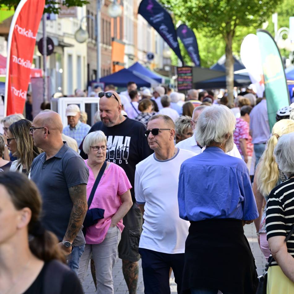 Buntes Treiben in Mönchengladbach: Sommerstimmung auf dem Herbstmarkt in Giesenkirchen