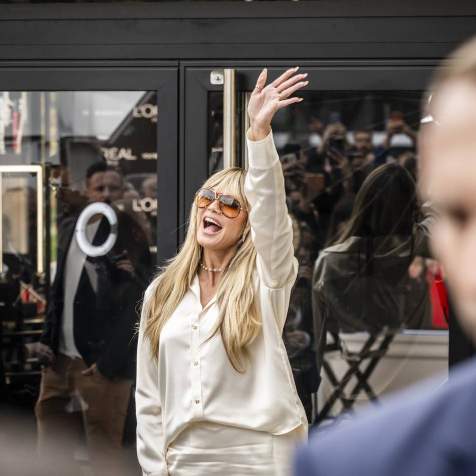 Pop-up-Store in Düsseldorf: Kreischalarm auf der Kö – Heidi Klum nimmt sich Zeit für Selfies und Autogramme
