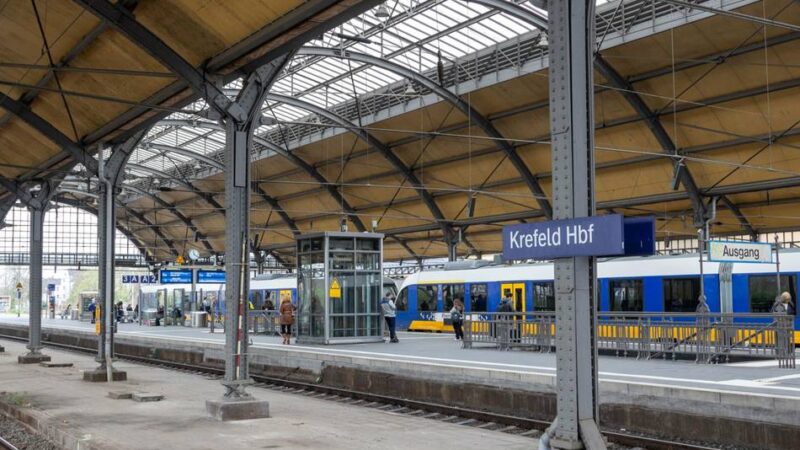 Gestrandet in Krefeld: „Es ist eine Katastrophe“ – Fahrgäste des Niersexpress warten nachts vergeblich auf den Bus