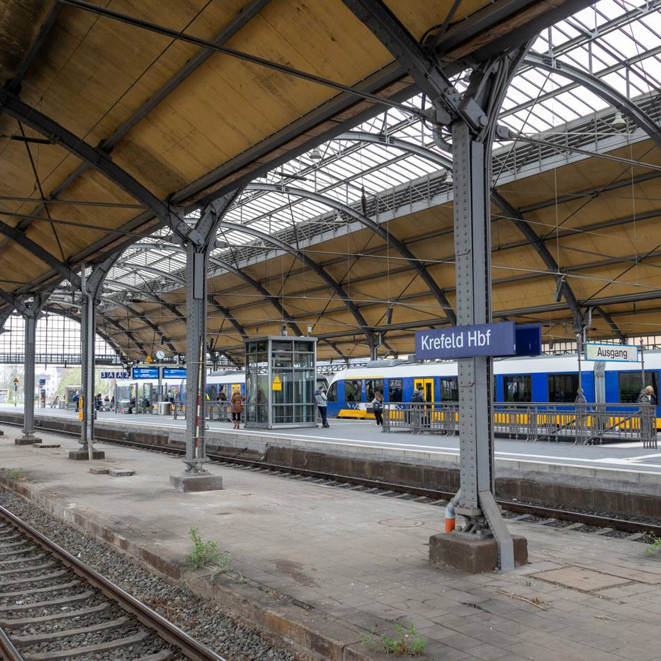 Gestrandet in Krefeld: „Es ist eine Katastrophe“ – Fahrgäste des Niersexpress warten nachts vergeblich auf den Bus