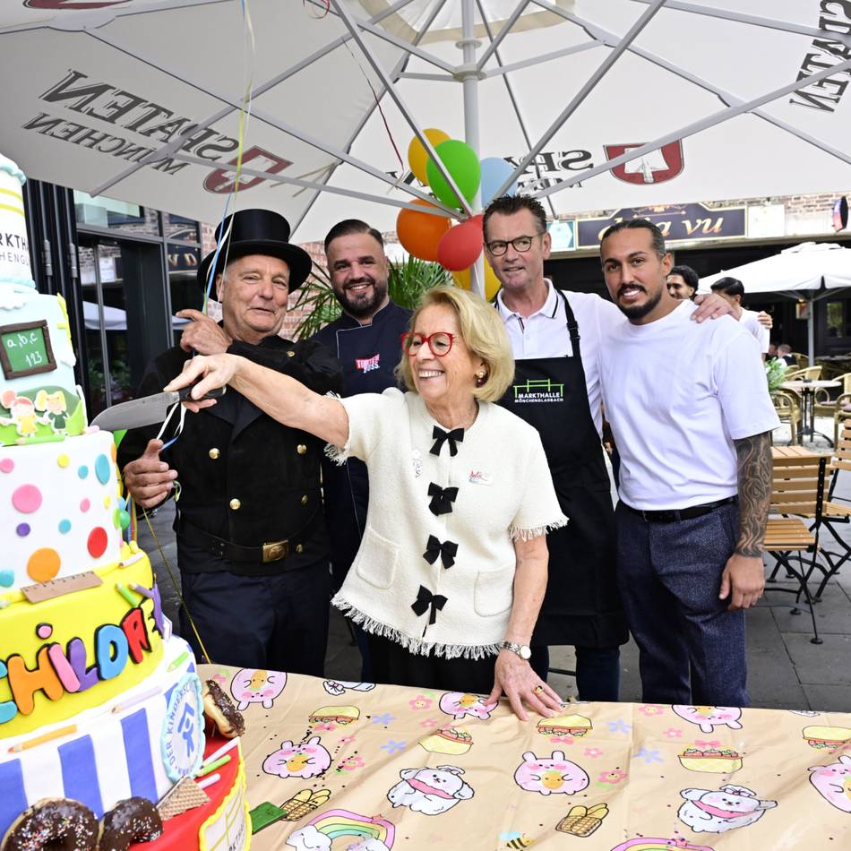 Weltkindertag in Mönchengladbach: Sieben-Stockwerke-Torte hilft Kindern und der Tafel
