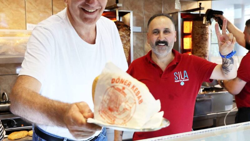 Jan van Aken bei Döner-Aktion in Mönchengladbach: „Ich würde auch Currywurst ausgeben“
