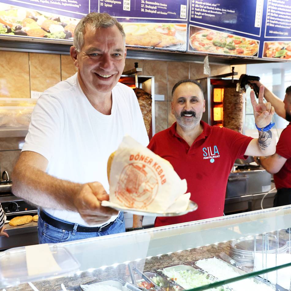 Jan van Aken bei Döner-Aktion in Mönchengladbach: „Ich würde auch Currywurst ausgeben“