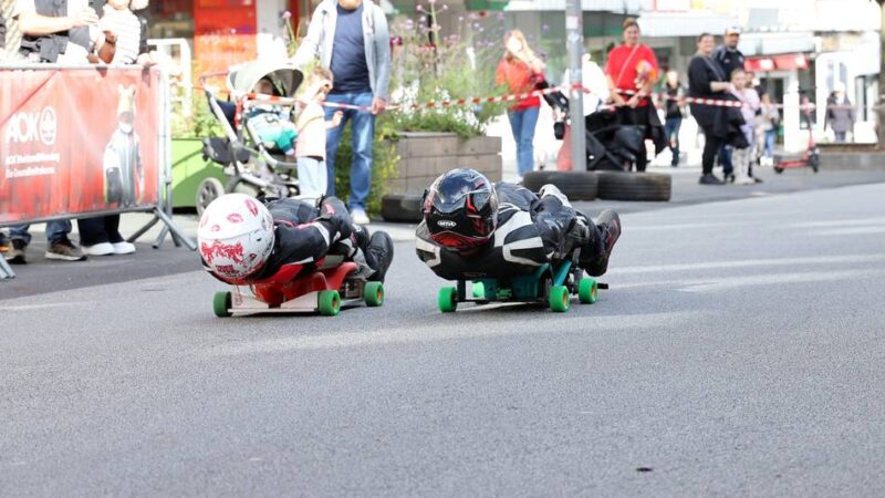Deutsche BIG Bobby Car Meisterschaft in Mönchengladbach: Mini-Flitzer, Maxi-Spaß! Mit bis zu 90 km/h die Hindenburgstraße hinab