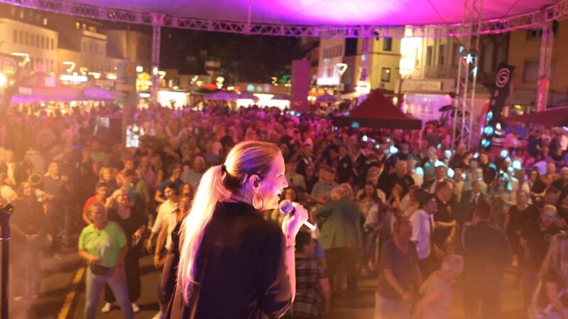 Konzert in Mönchengladbach: Remember Band bringt den Alten Markt und die Hindenburgstraße zum Beben