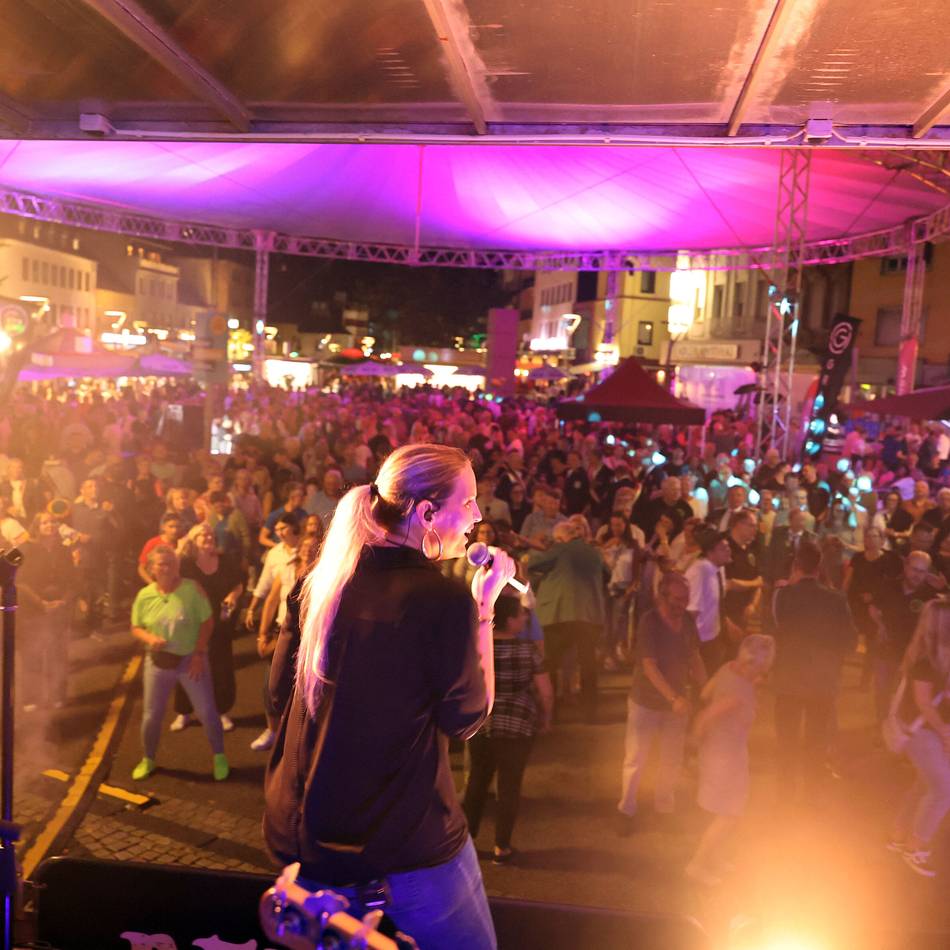Konzert in Mönchengladbach: Remember Band bringt den Alten Markt und die Hindenburgstraße zum Beben