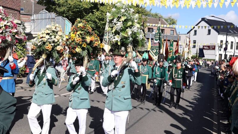 Brauchtum in Mönchengladbach: Fast 1000 Schützen zogen in Venn zur Parade auf