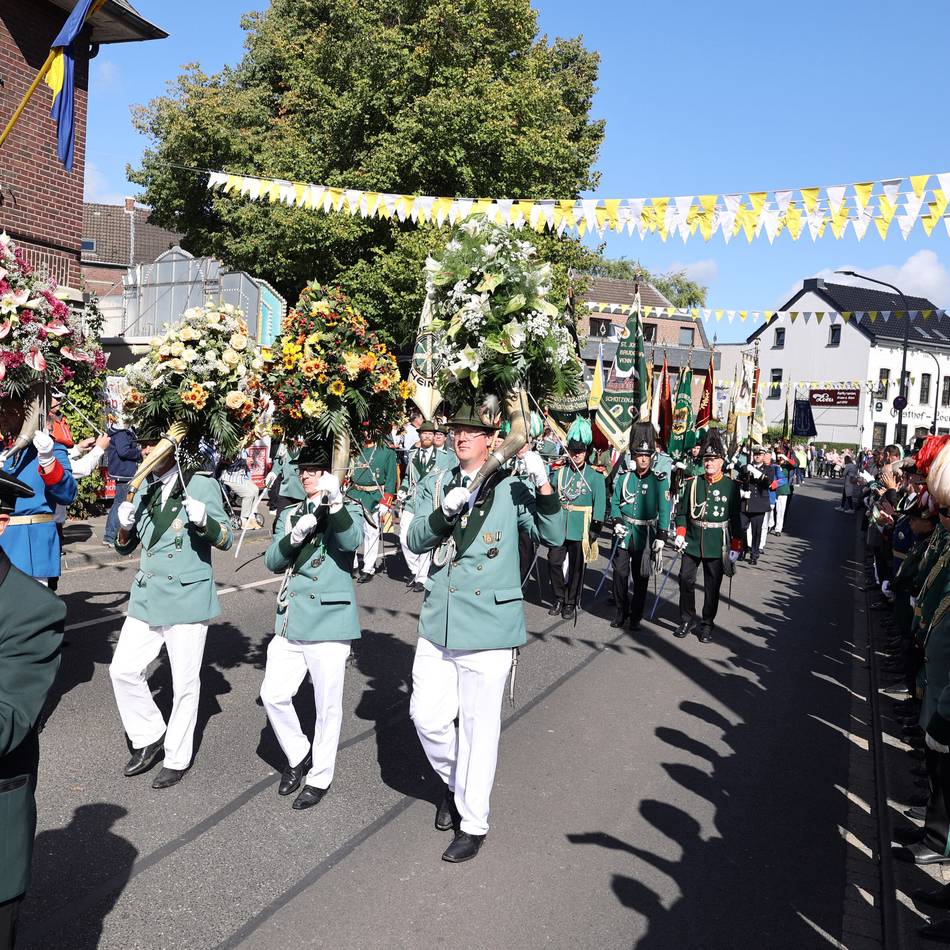 Brauchtum in Mönchengladbach: Fast 1000 Schützen zogen in Venn zur Parade auf