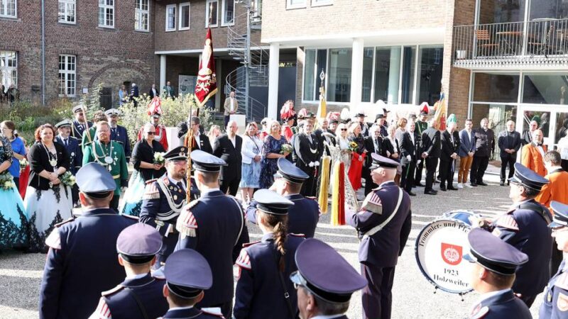 St. Vitus-Laurentius Bruderschaft feierte: Schützenfest mit Großem Zapfenstreich im historischen Brunnenhof