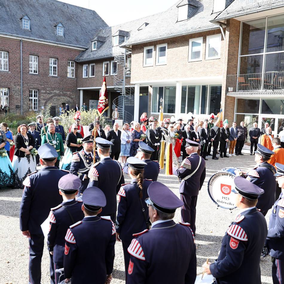 St. Vitus-Laurentius Bruderschaft feierte: Schützenfest mit Großem Zapfenstreich im historischen Brunnenhof