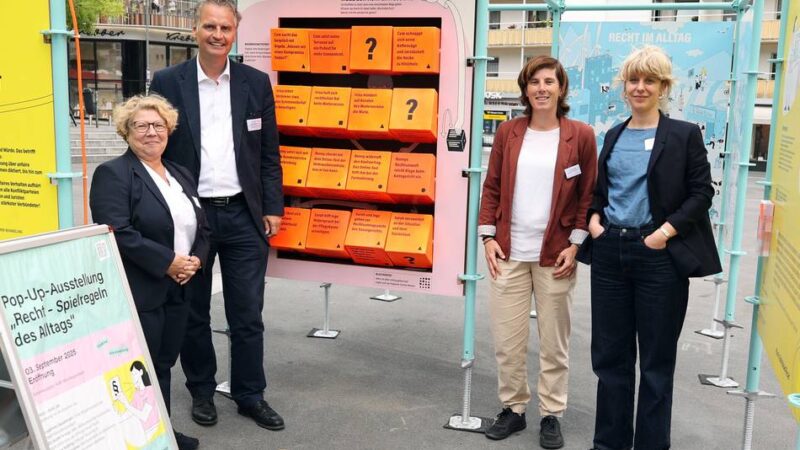 Pop-up-Ausstellung auf dem Sonnenhausplatz: Mit Quiz und Drehwürfel über Recht informieren