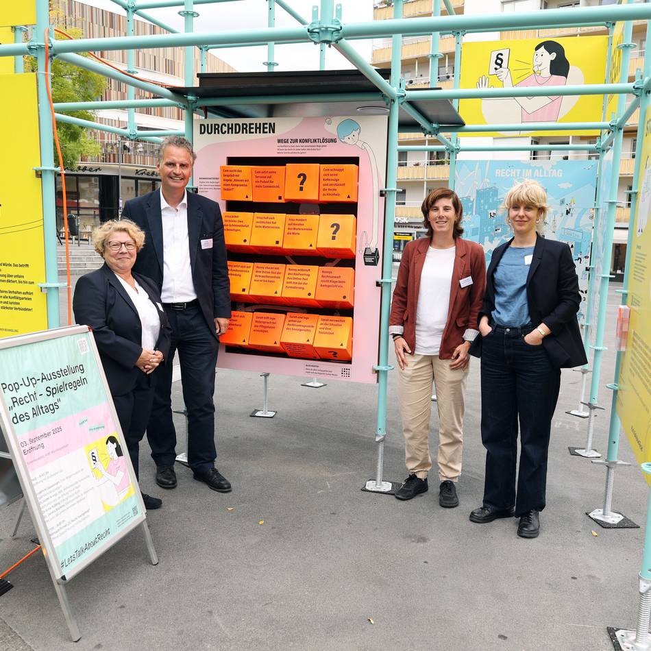 Pop-up-Ausstellung auf dem Sonnenhausplatz: Mit Quiz und Drehwürfel über Recht informieren