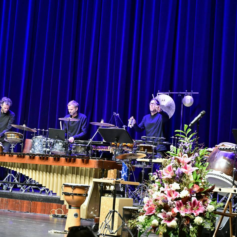 „Elbtonal Percussion“ in Mönchengladbach: Ein Trommelwirbel mit archaischer Wucht