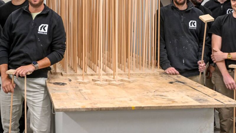 Schreinerei spendet für St. Martin: 1000 Fackelstöcke für Grundschulen